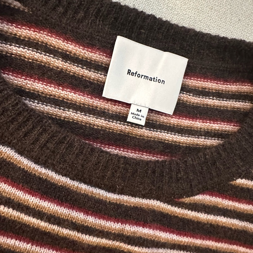 Reformation boyfriend cashmere sweater - Picture 2 of 5